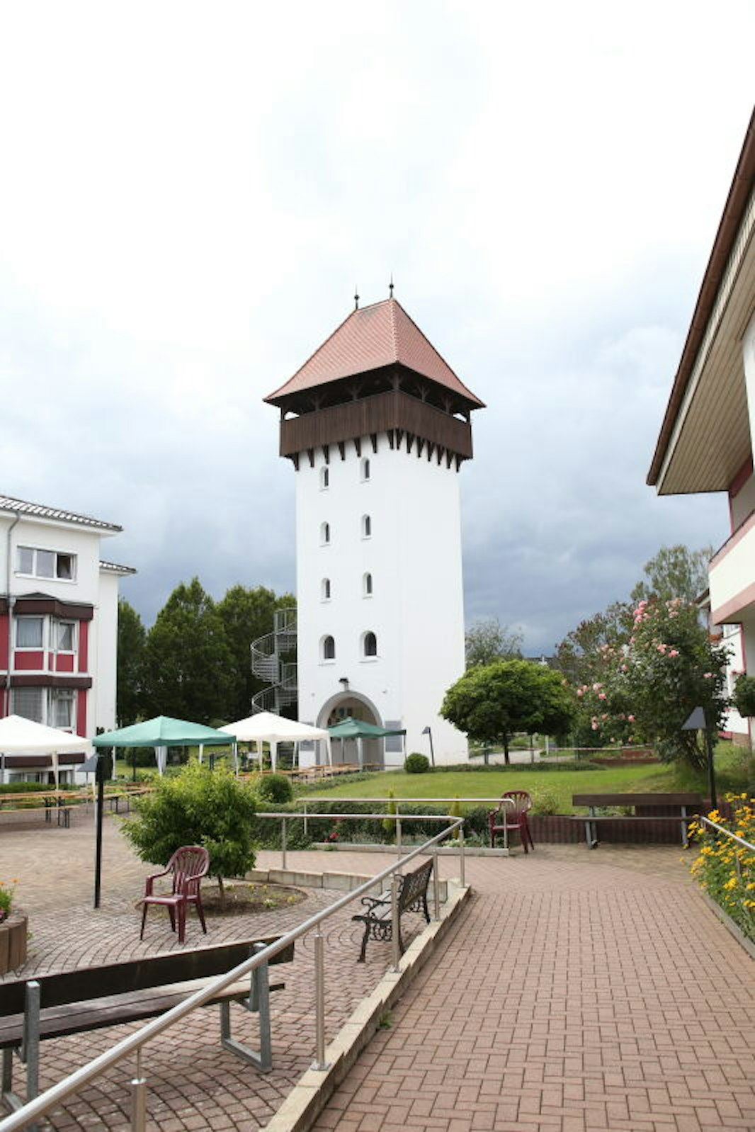 Christa und Jürgen Brandsch-Böhm haben in der Siedlung, in der auch ein Turm an die Vergangenheit ihrer Bewohner erinnert, bleibende Wurzeln geschlagen.