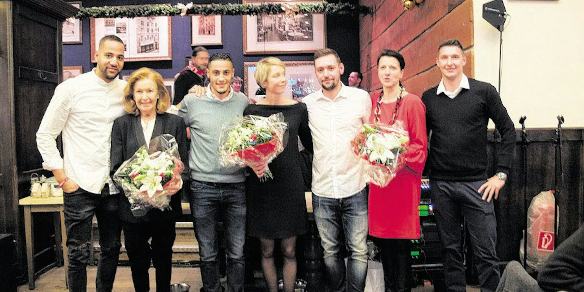 Blumen für Helge Ulonska (v.l.), Ulrike Schwetje, Alexandra Winn und für alle Partnerinnen gab es bei der Fortuna-Feier von der Profimannschaft.
