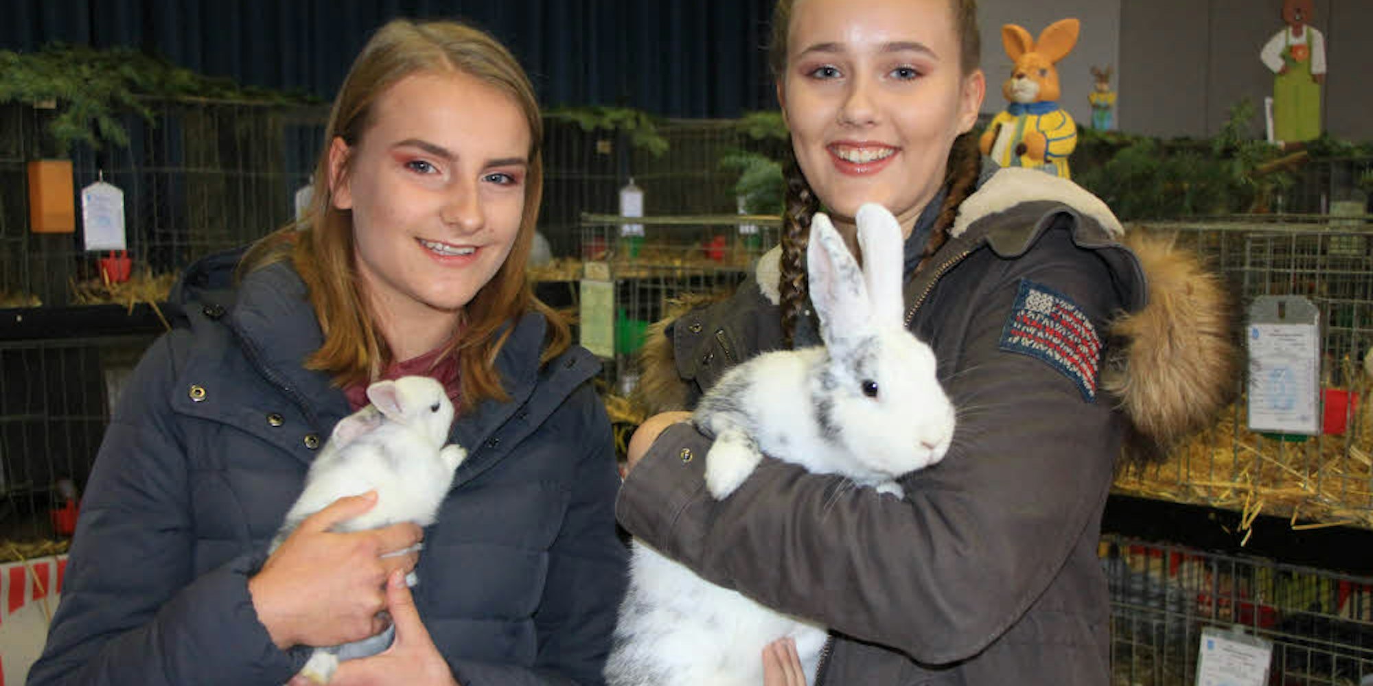 Sina (rechts) und Marie schauten auf der Ausstellung vorbei, auf den Armen halten sie ein sieben Wochen altes Rhön-Kaninchen (links) und die Mutter dazu (rechts).