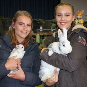 Sina (rechts) und Marie schauten auf der Ausstellung vorbei, auf den Armen halten sie ein sieben Wochen altes Rhön-Kaninchen (links) und die Mutter dazu (rechts).
