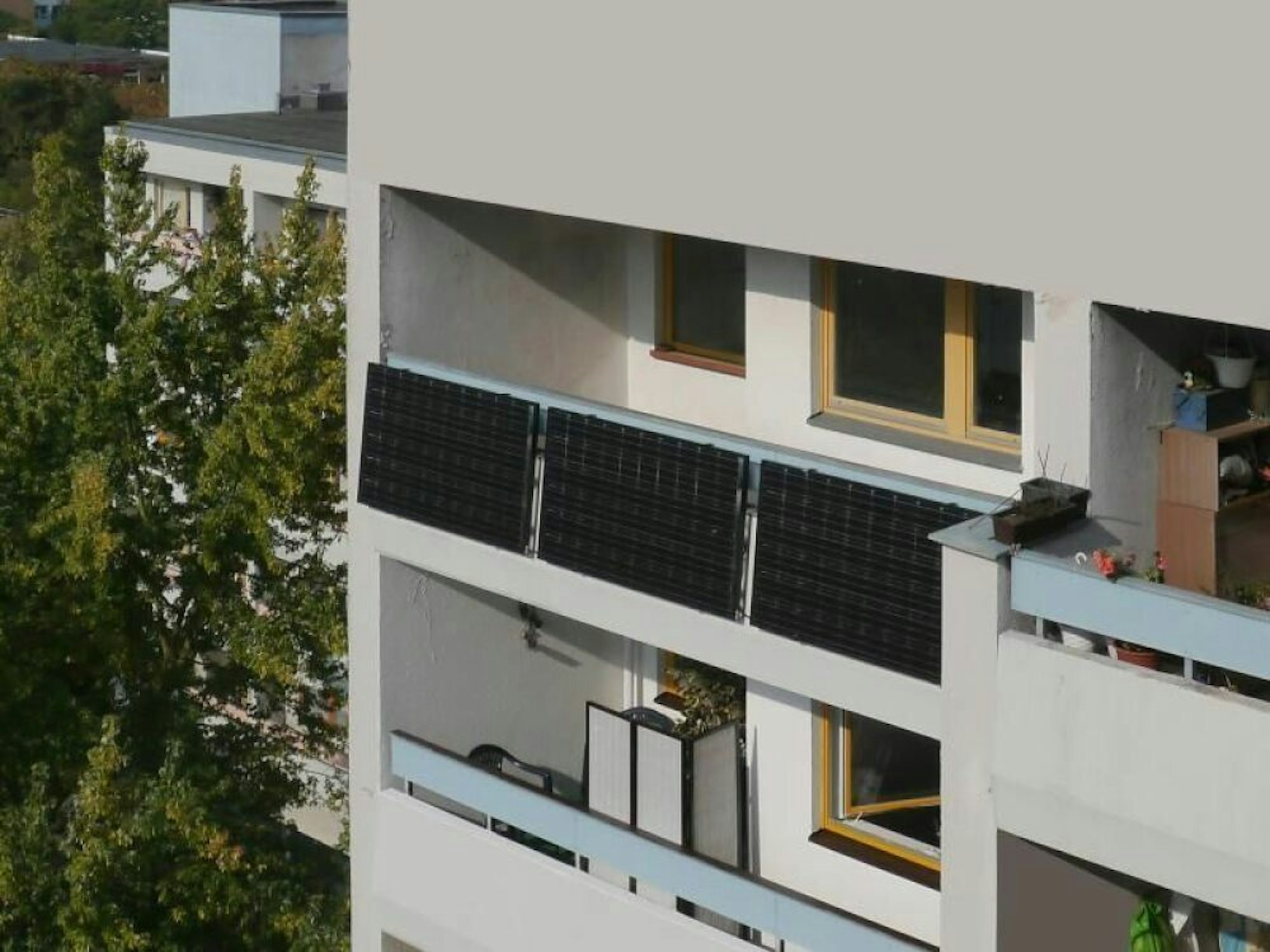 Solarmodule für den Hausgebrauch gibt es bereits als Balkon-Lösung mit Steckdosen-Anschluss.