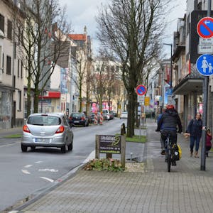 Falsch: Der Radfahrer (rechts) fährt verbotener Weise auf dem Bürgersteig. Die Markierung zur Straße ignoriert er.