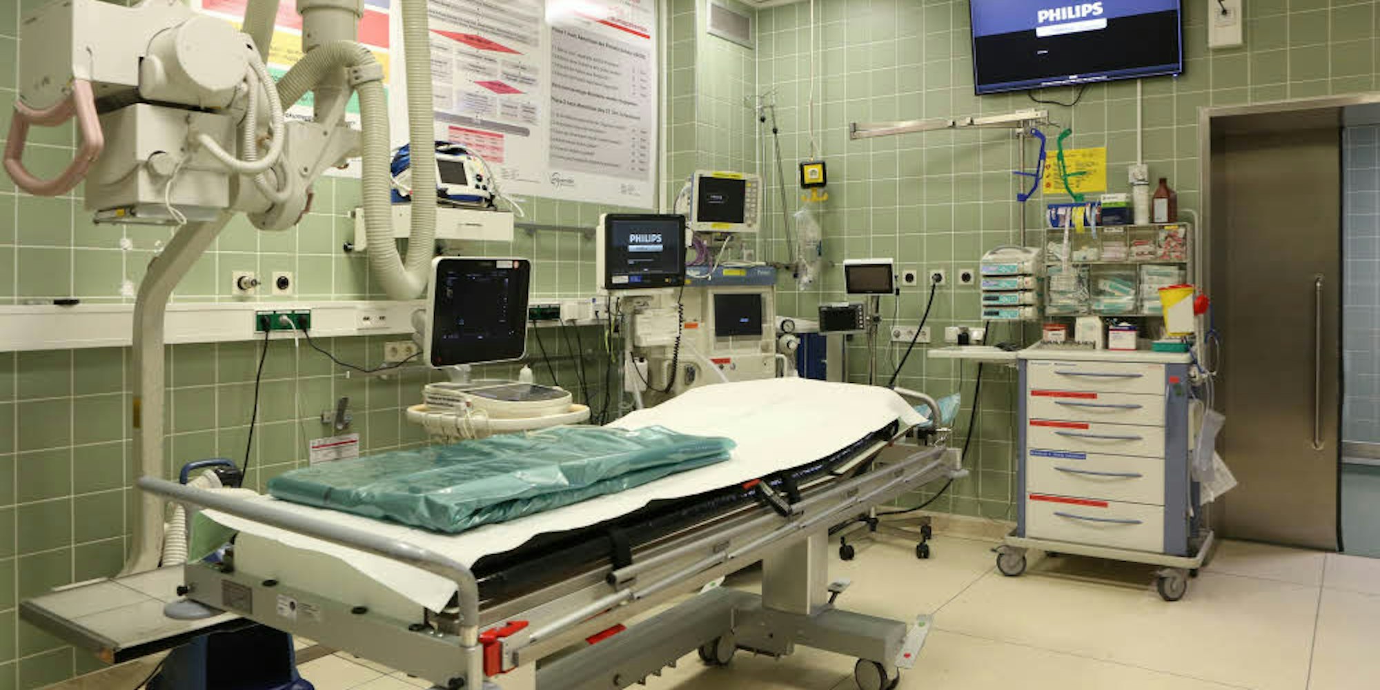 Behandlungsraum in der Zentralen Notaufnahme des Klinikums Merheim. Zuerst gilt es, die Vitalfunktionen der Notfallpatienten zu stabilisieren.