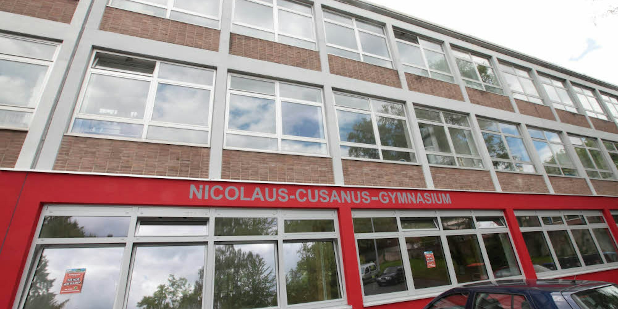 Seit November sind die Fenster in der Schulturnhalle des Nicolaus-Cusanus-Gymnasiums kaputt.
