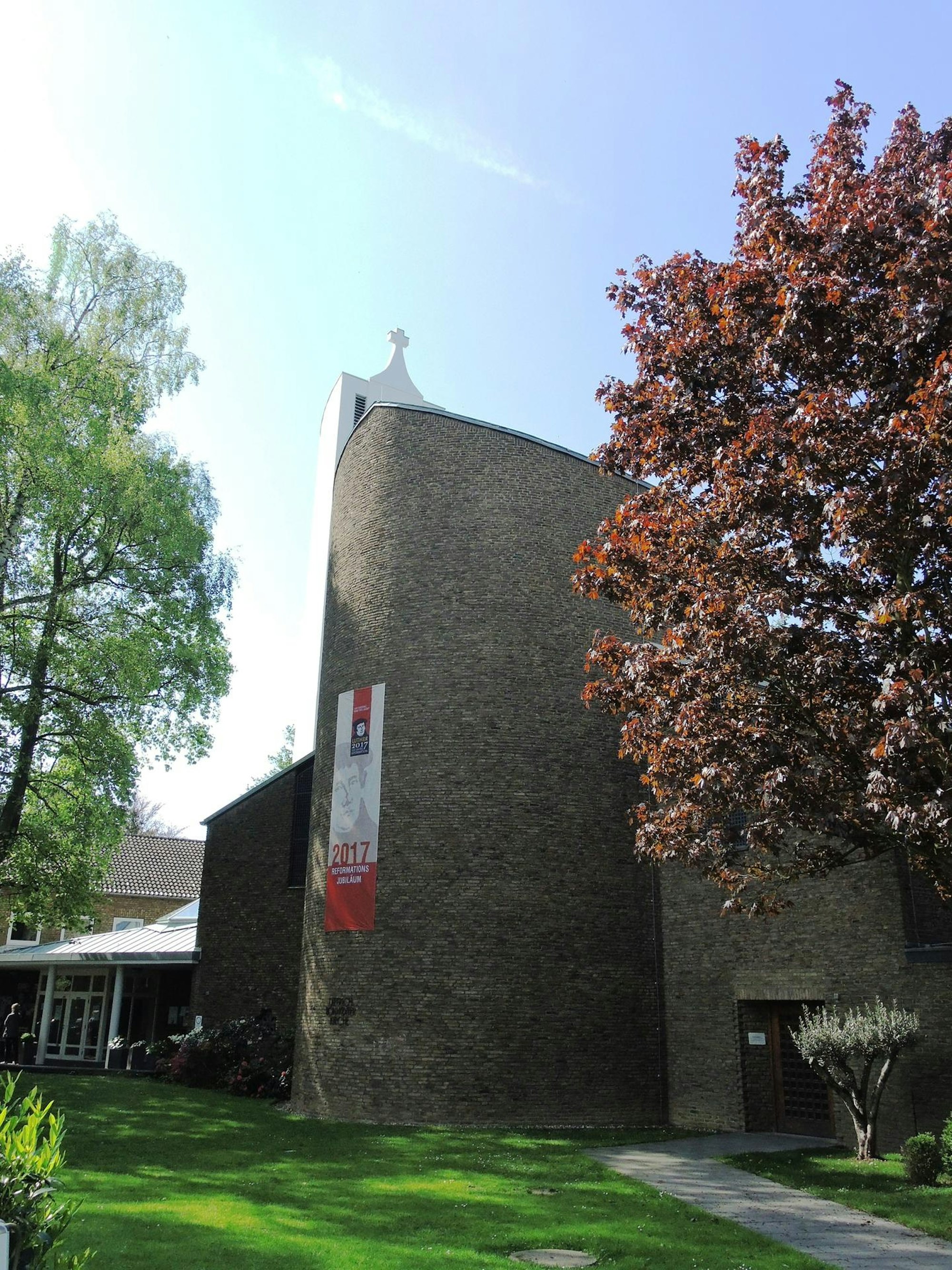 Die evangelische Dietrich-Bonhoeffer-Kirche in der Birkenallee