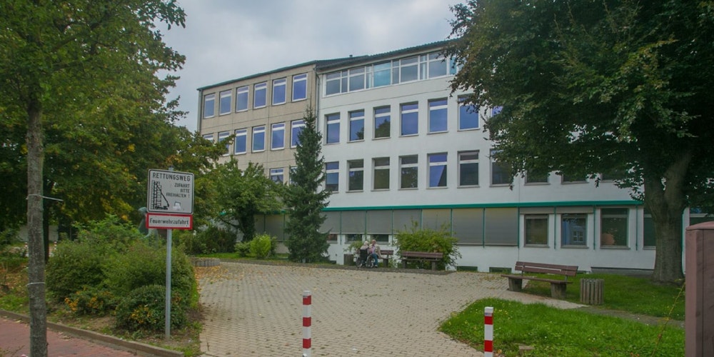 Seit 2013 dicht: Das St. Josef-Krankenhaus Monheim (ehemals 107 Betten, 127 Mitarbeiter) existiert nur noch als Bau und Internet-Seite: „In medizinischen Notfällen wenden Sie sich bitte an den Rettungsdienst unter der Rufnummer 112“.