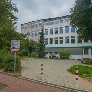Seit 2013 dicht: Das St. Josef-Krankenhaus Monheim (ehemals 107 Betten, 127 Mitarbeiter) existiert nur noch als Bau und Internet-Seite: „In medizinischen Notfällen wenden Sie sich bitte an den Rettungsdienst unter der Rufnummer 112“.