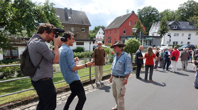 Bei der Verlegung der Stolpersteine sprach Michael Gartner (2.von links) auch mit Künstler Gunter Demnig.