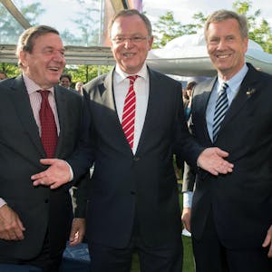 Niedersachsens Ministerpräsident Stephan Weil (Mitte) mit zwei seiner Vorgänger, Ex-Kanzler Gerhard Schröder (links) und Ex-Bundespräsident Christian Wulff, die beide Träger der Landesmedaille sind.