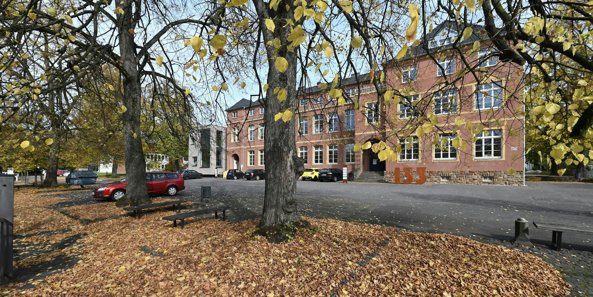 Der Deutsche Kinderschutzbund macht den Vorschlag, den Vorplatz der Roten Schule in Heidkamp mit dem Namen „Platz der Kinderrechte“ zu versehen.