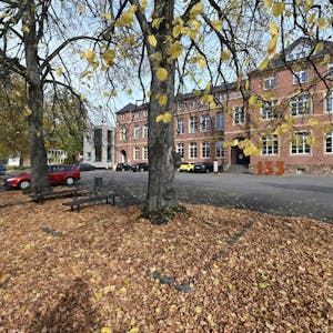 Der Deutsche Kinderschutzbund macht den Vorschlag, den Vorplatz der Roten Schule in Heidkamp mit dem Namen „Platz der Kinderrechte“ zu versehen.