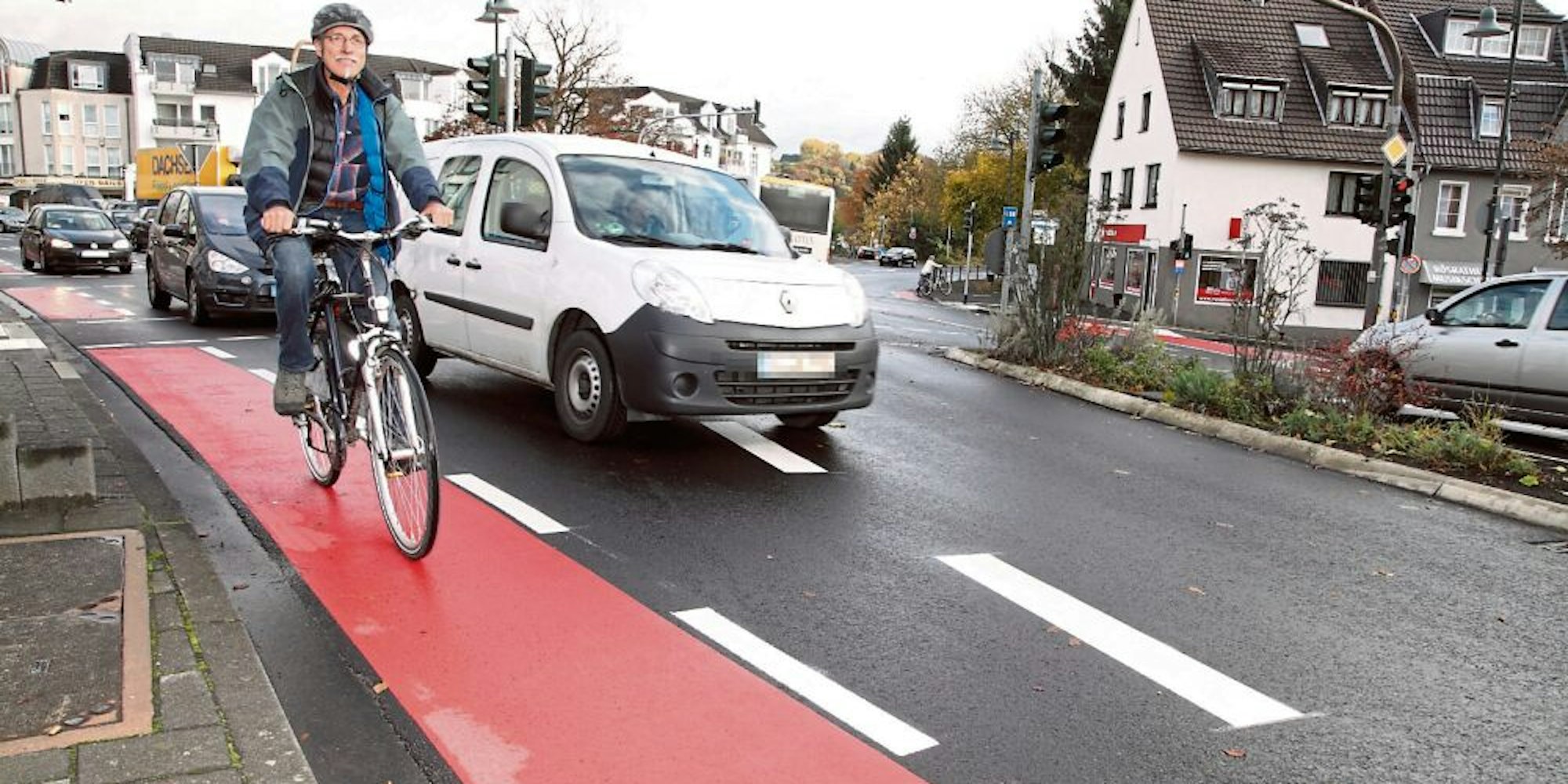 Rote Markierungen (wie hier am Sülztalplatz) fördern die Sicherheit von Radwegen und Radstreifen.