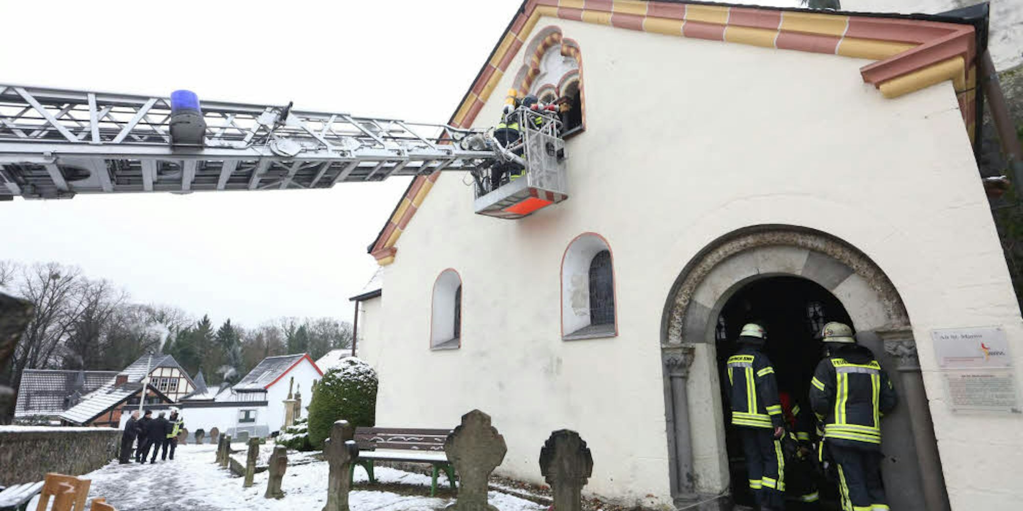 Mit Hilfe einer Drehleiter kontrollierten Feuerwehrleute den Dachstuhl der Kirche nach Glutnestern.