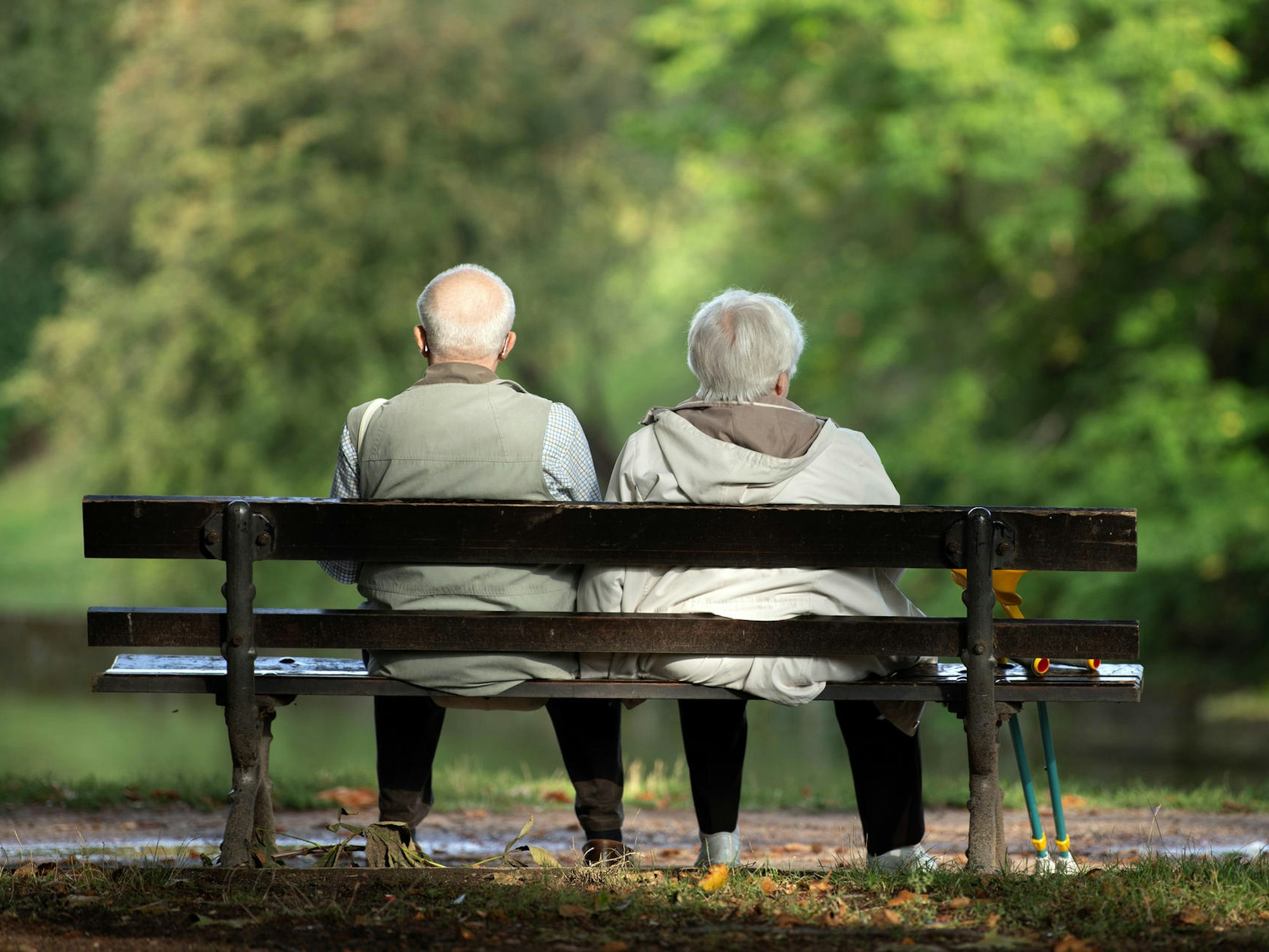 Dieses undatierte Symbolbild zeigt ein Rentnerpaar, das auf einer Bank sitzt.