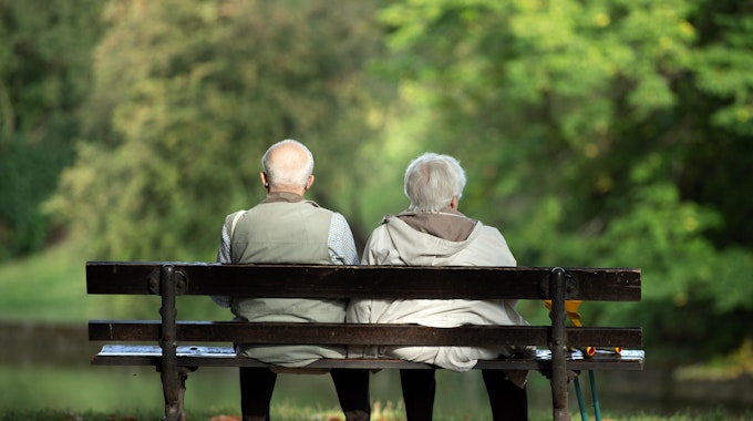Dieses undatierte Symbolbild zeigt ein Rentnerpaar, das auf einer Bank sitzt.