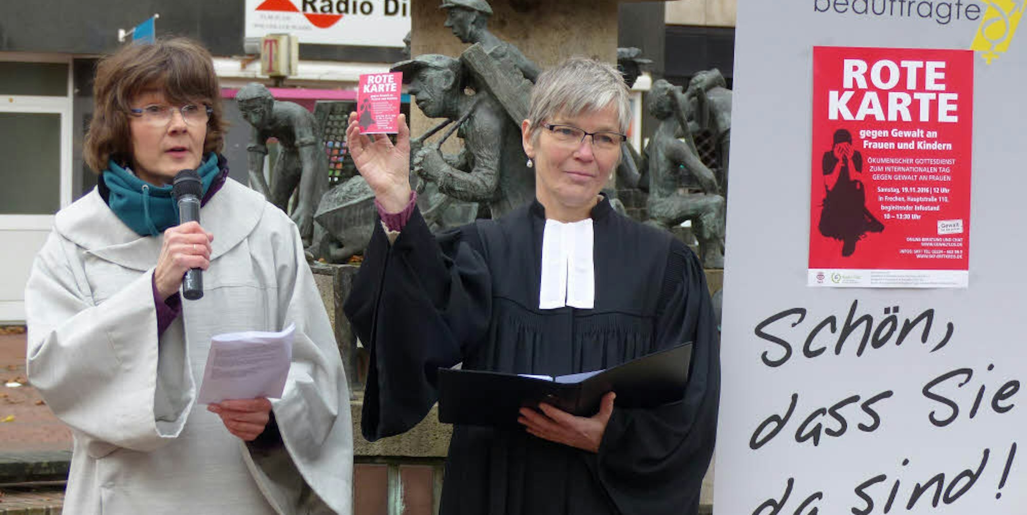  Zum Internationalen Tag gegen Gewalt feierten (v.l.) Pastoralreferentin Regina Oediger-Spinrath und Pfarrerin Almuth Koch-Torjuul am Klüttenbrunnen einen ökumenischen Gottesdienst.