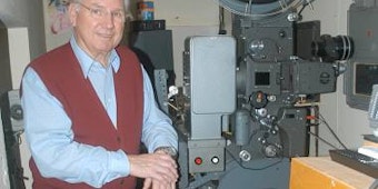 Herbert Pelzer, Cineast aus Niederberg, hat in der alten Schule des 500-Seelen-Ortes liebevoll ein kleines Kino eingerichtet, in dem bis zu 40 Zuschauer Platz finden. (Bild: Nickel)