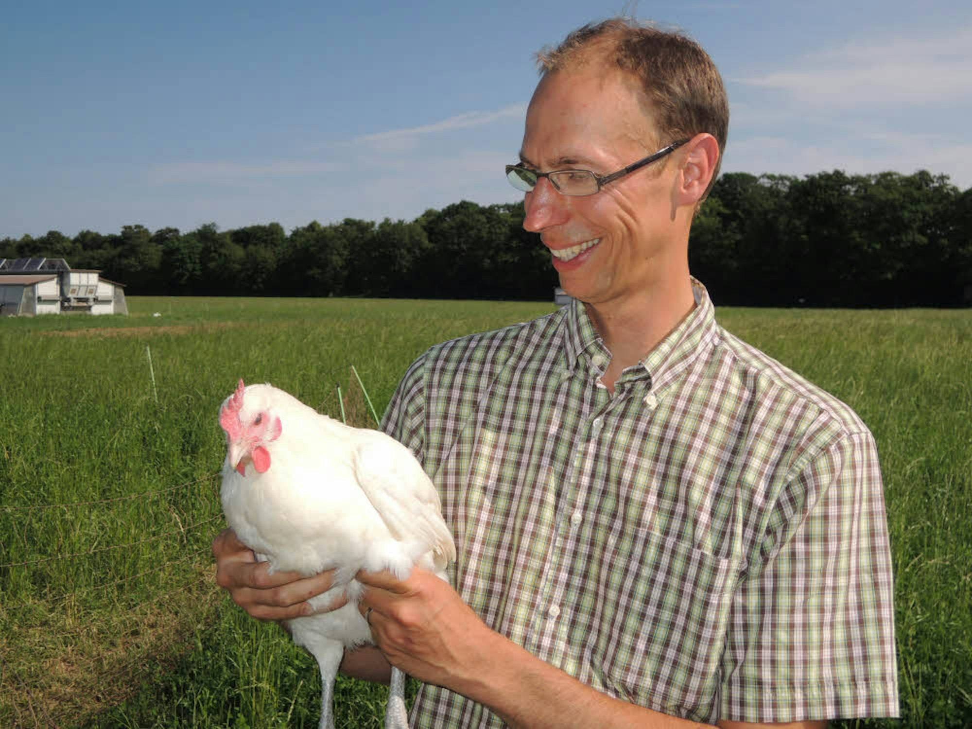 Bio-Landwirt Joachim J. Lüpschen ist froh, dass bei der neuen Hühnerrasse die Bruderhähne nicht mehr getötet werden müssen.