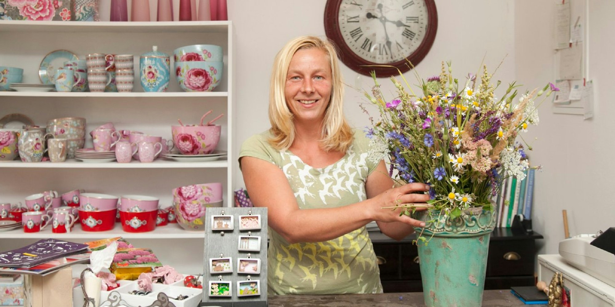 Christine Röhr in ihrem Ladengeschäft, in dem es einen „abgefahrenen Mix“ nicht nur für den Garten gibt.