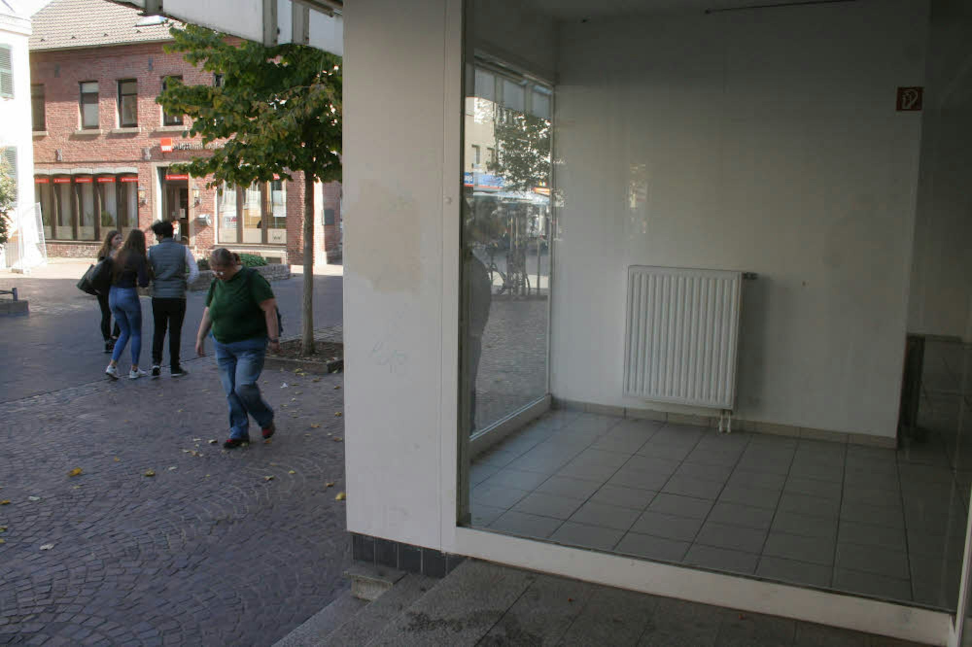 Karge, weiße Wände und verriegelte Türen: Viele Geschäfte in Bergheim geben kein schönes Bild ab.