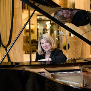 Pianistin Robin Meloy Goldsby am Flügel im Wintergarten des Excelsior Hotel Ernst.