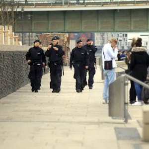 Die Polizei geht inzwischen nicht nur am Wochenende immer wieder Streife auf der Ufertreppe.