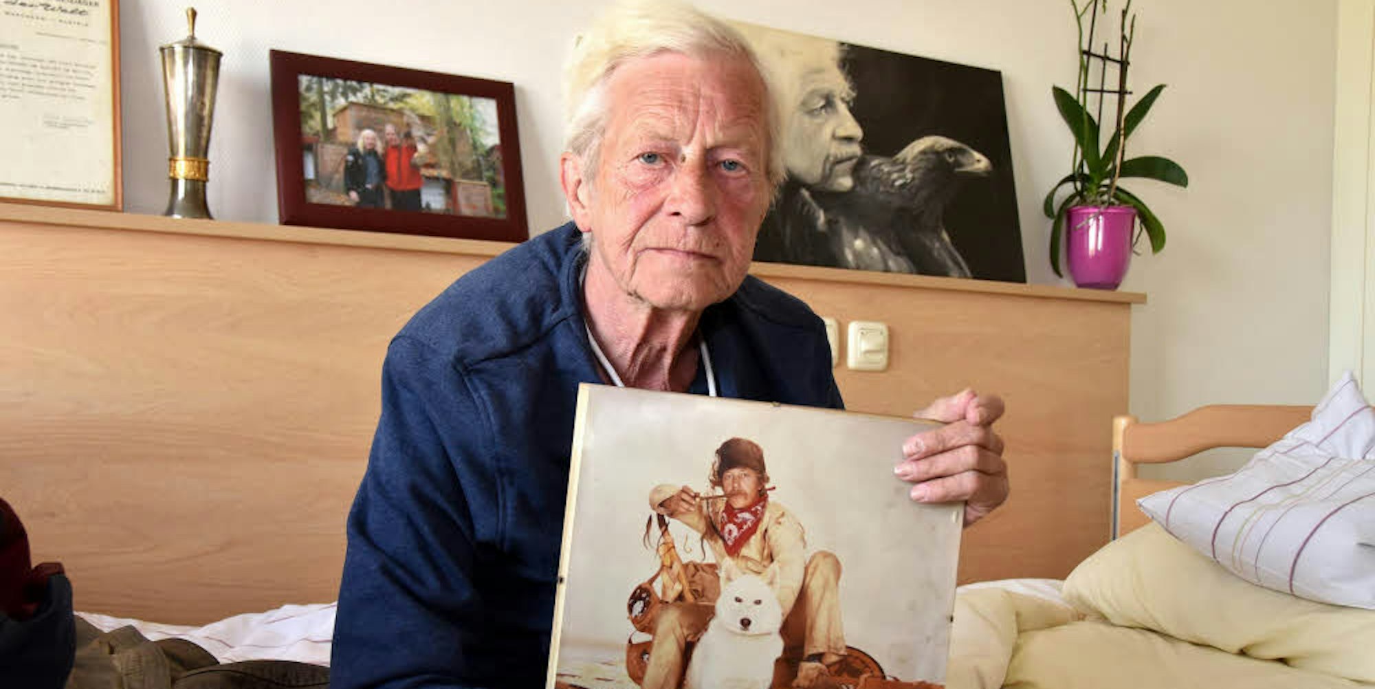 „Husky“ Linz im Seniorenheim mit einem Foto seines Leithundes „Happy“.