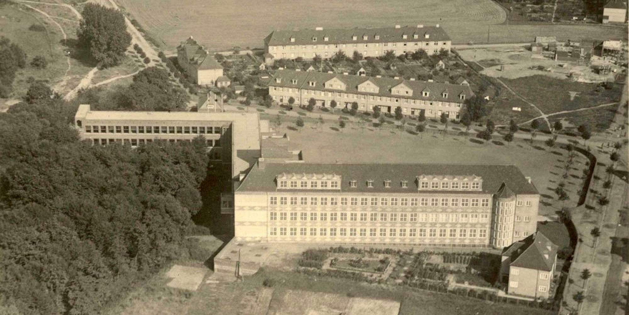 Früher im Grünen, heute im Stadtzentrum: das Gebäude der heutigen Realschule am Stadtpark.