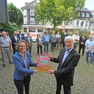 Ministerin Ina Scharrenbach (l.) überreichte Karl Ulrich Voss vom Geschichtsverein (r.) die Auszeichnung.