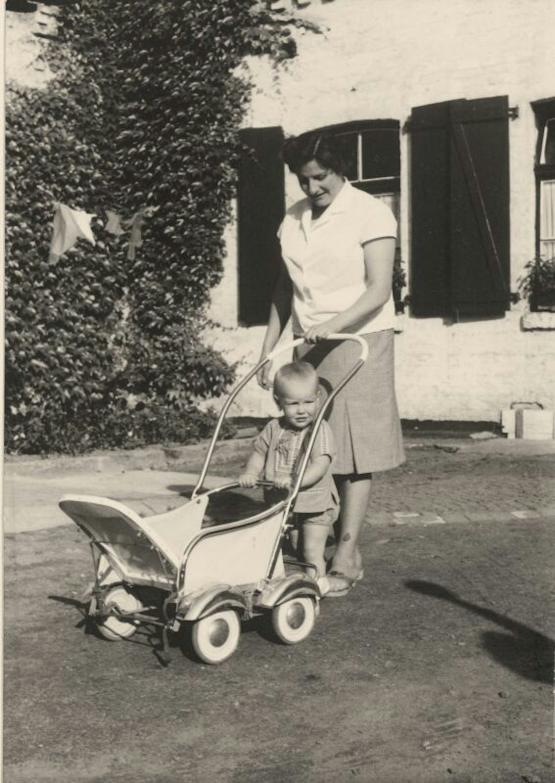 Jürgen Wiebicke mit seiner Mutter im Jahr 1964.