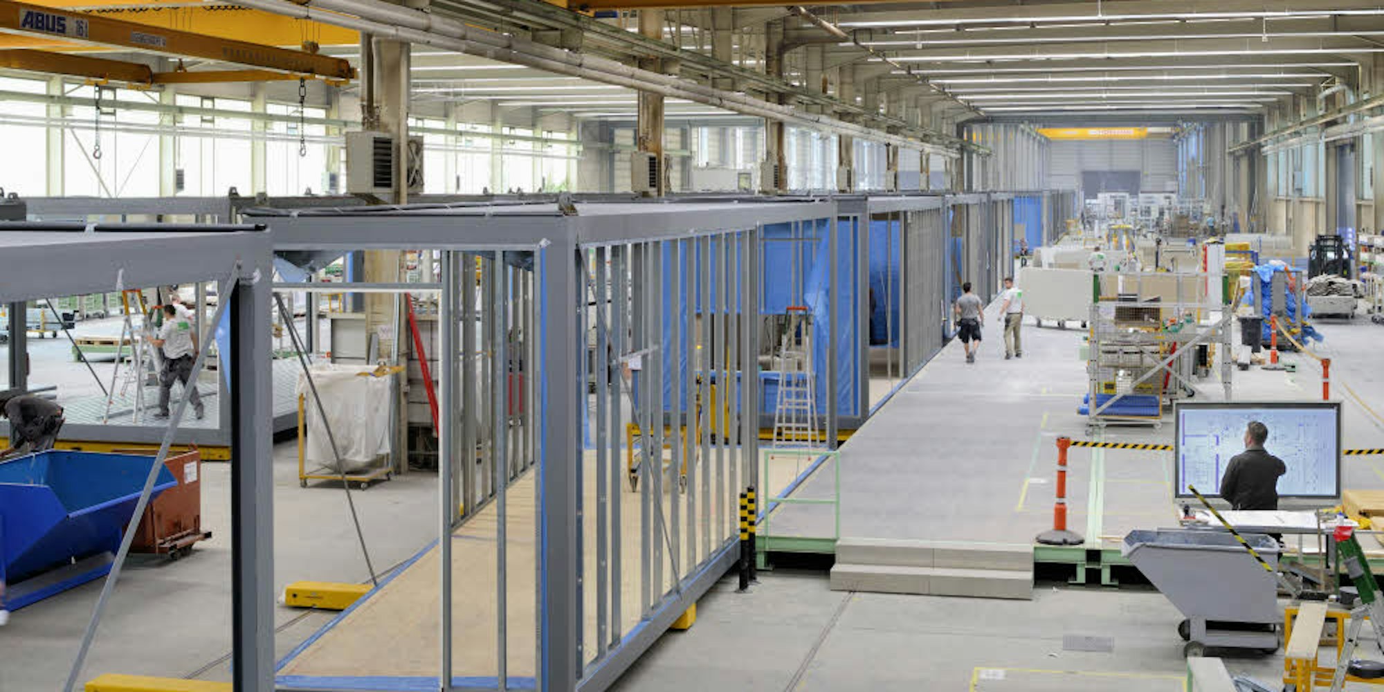Die 500 Meter lange „Raumfabrik“, in der täglich ein Dutzend Module entsteht, jedes speziell für seine Position im Bauvorhaben produziert.
