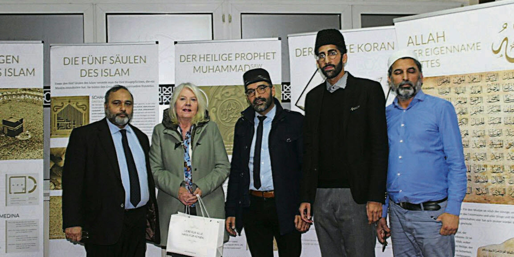 Helga Blömer-Frerker (2.v.l.) am Rande des Empfangs, mit Gemeindemitgliedern um Imam Mahmood Ahmad Malhi (2.v.r.)
