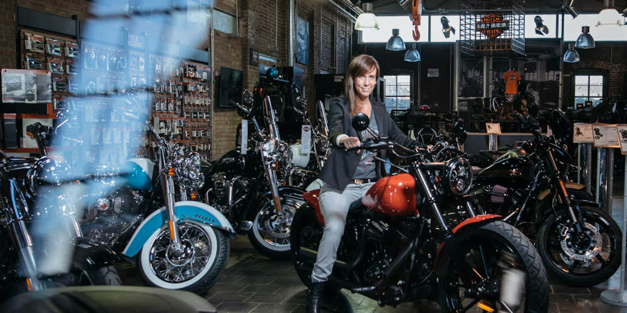 Schwere Maschinen sind die Leidenschaft von Daniela Denz, die jetzt die Harley Davidson Niederlassung in Mülheim leitet.