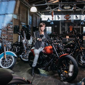 Schwere Maschinen sind die Leidenschaft von Daniela Denz, die jetzt die Harley Davidson Niederlassung in Mülheim leitet.