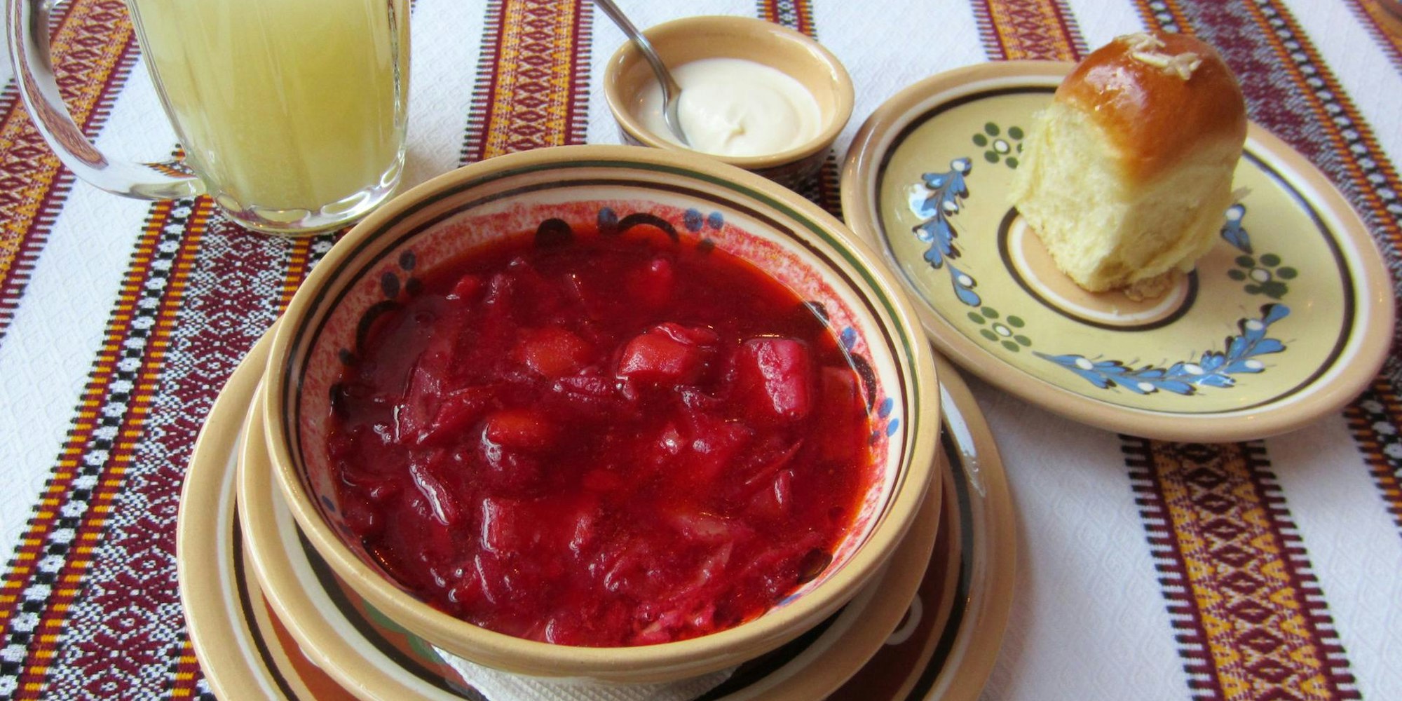 borschtscht auf tischdecke russisch essen symbol dpa