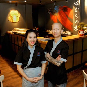 Das Gastronomen-Ehepaar Tri Hong Ngan Tran (l.) und Duy Hung Nguyen (38) in ihrem Restaurant „Yen Sushi“