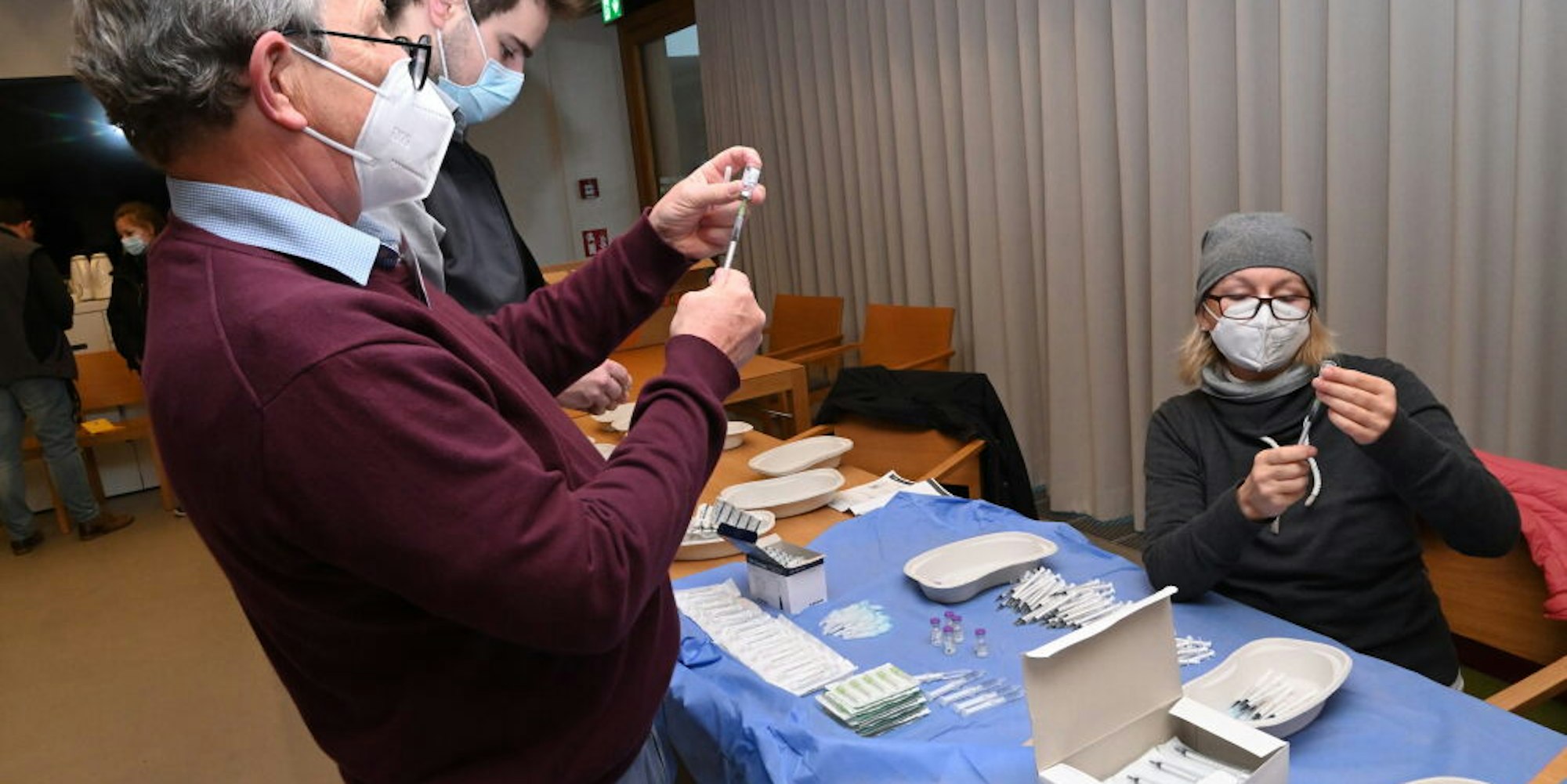 Vorbereitungen für mehr als 500 Impfungen: Dr. Heribert Wiemer (vorne) und sein Team ziehen Spritzen auf.