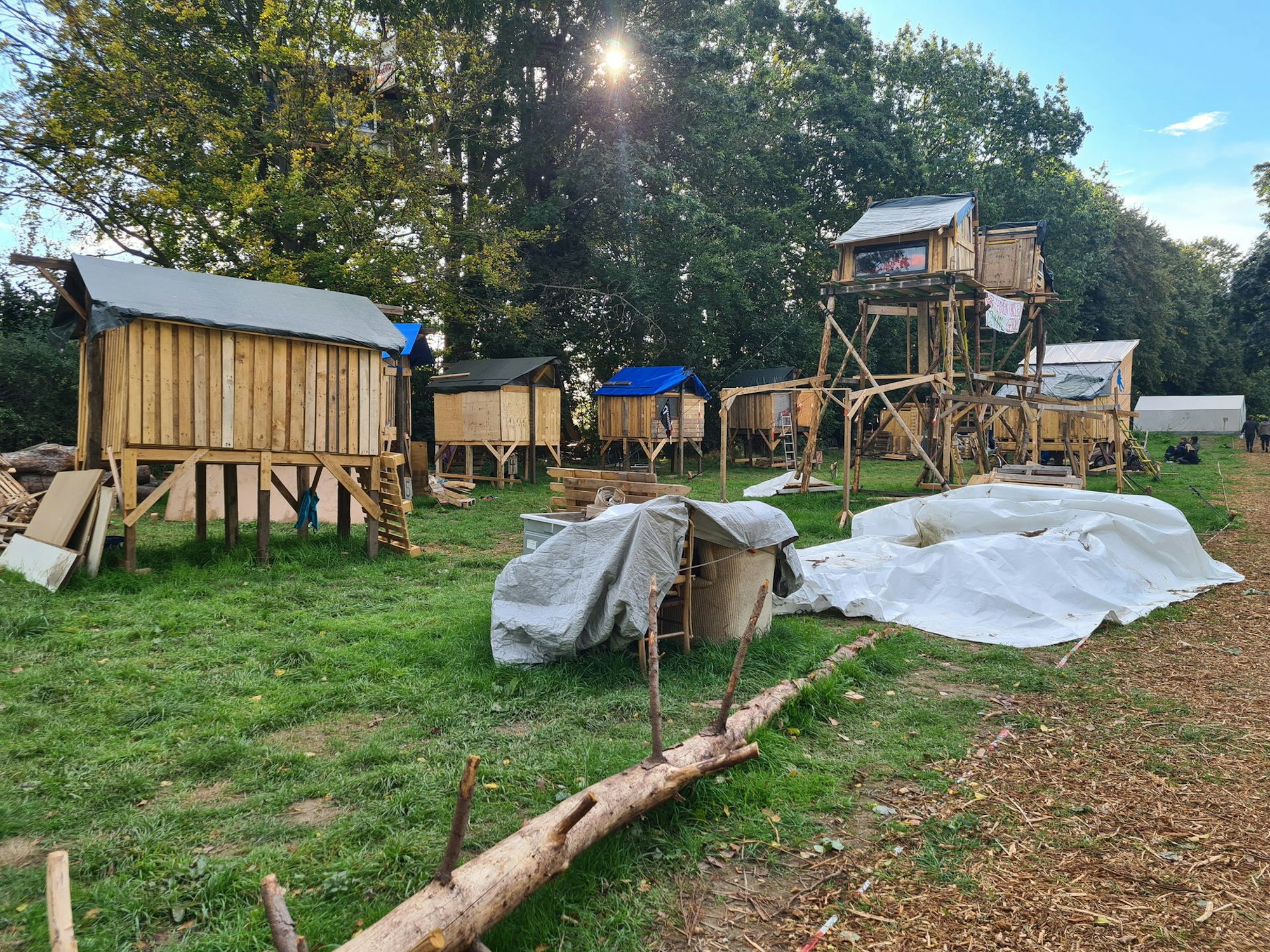 In Lützerath haben Klimaschützer ein Camp ähnlich dem im Hambacher Forst aufgebaut.