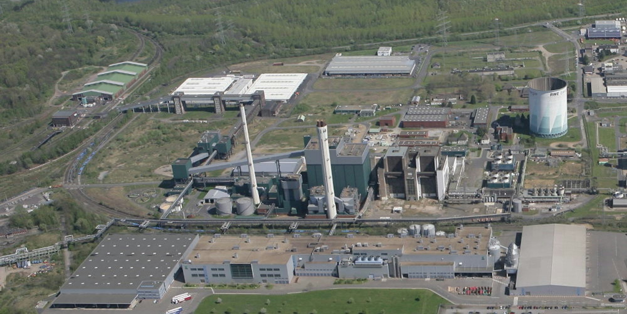 In der Nachbarschaft zum Goldenbergkraftwerk auf dem Knapsacker Hügel plant RWE Anlagen zur Trocknung und Verbrennung von Klärschlamm.