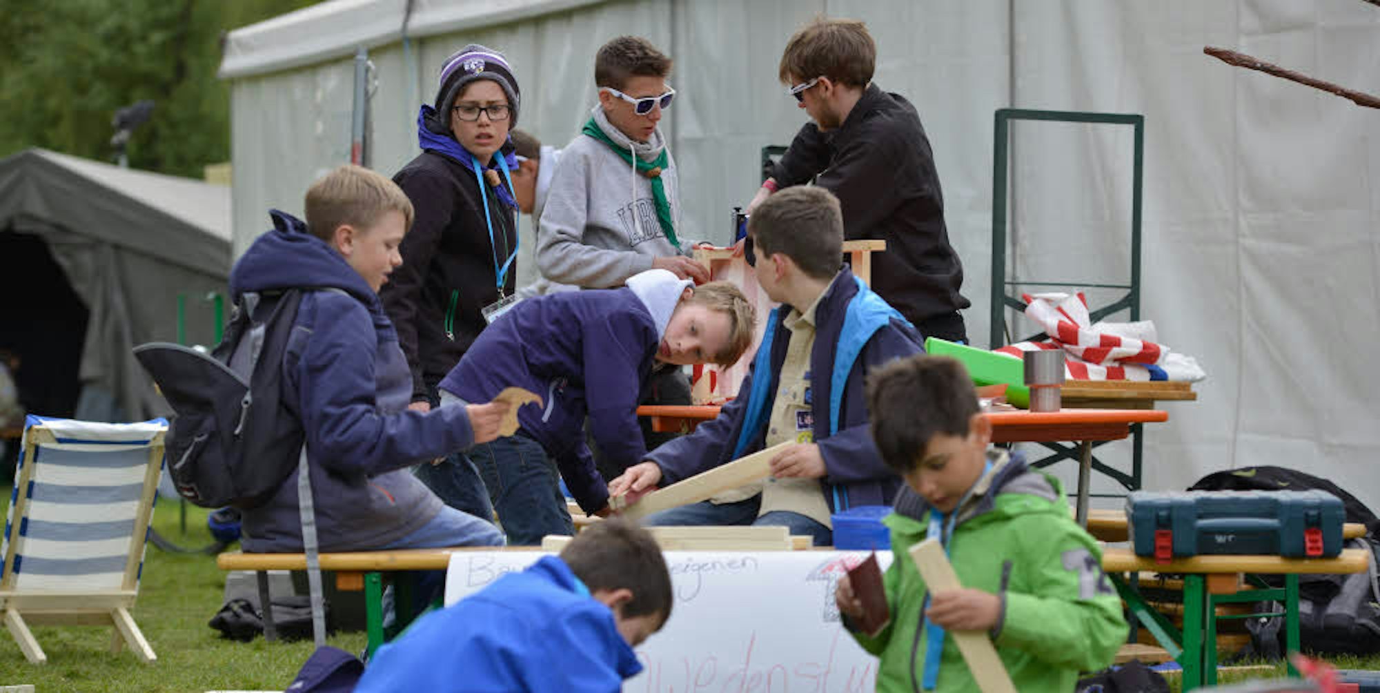 Aktiv werden konnten die Teilnehmer bei verschiedenen Workshops – zum Beispiel hier beim Bau eines eigenen Schweden-Stuhls.