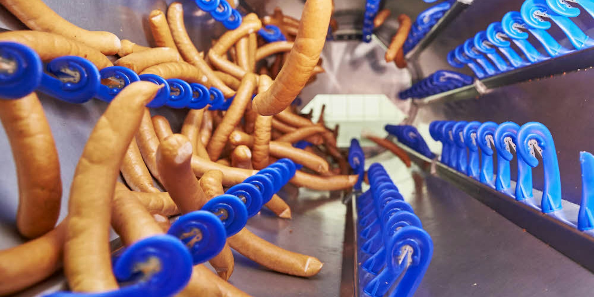 250 000 Würste und 100 000 Frikadellen werden jeden Tag in der Fleischwarenfabrik  Remagen hergestellt.