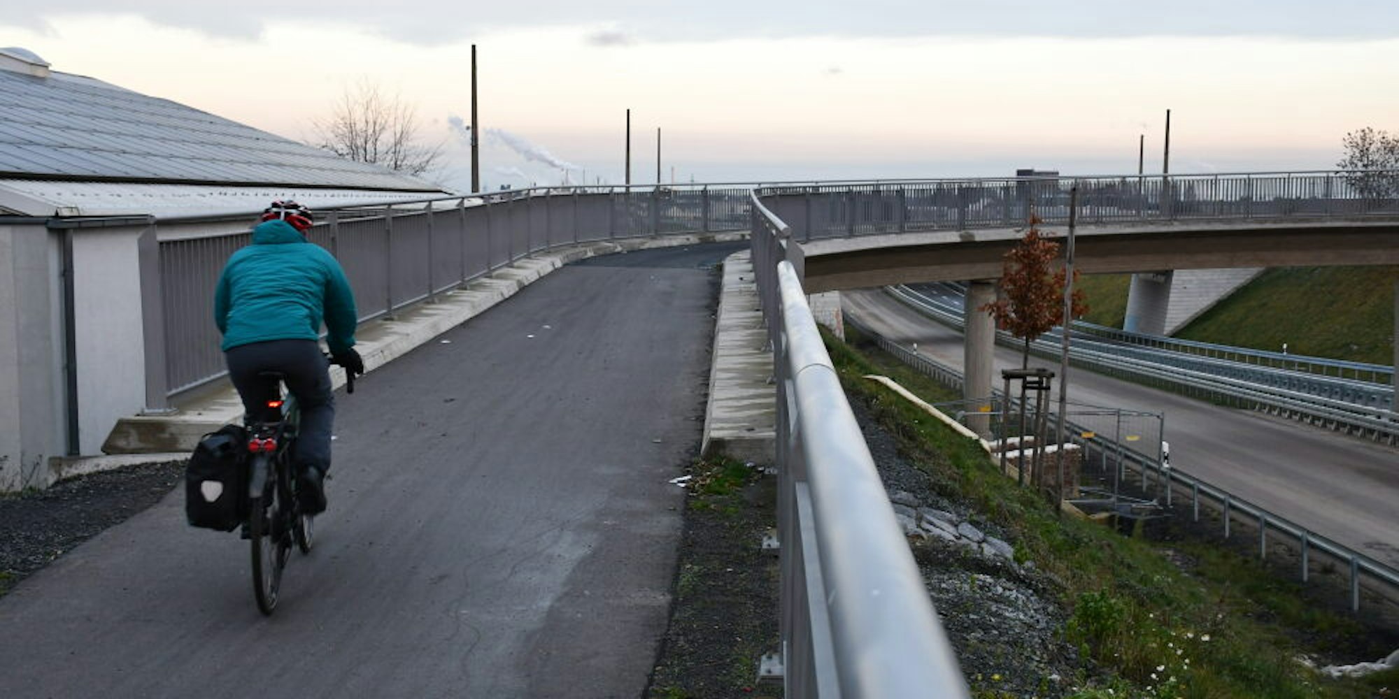 Weit und breit keine Laterne gibt es derzeit auf dem Abschnitt der Rad- und Fußwegbrücke über die Trasse der Ortsumgehungsstraße Hermülheim.