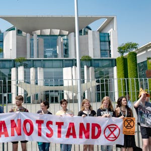 Demosntranten Berlin Klimanotstand