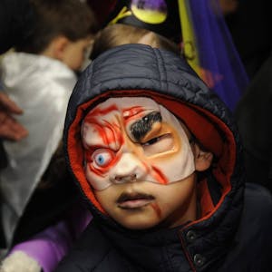 Die Angst vor dem Halloween-Zombie können Kinder meist gut verarbeiten.