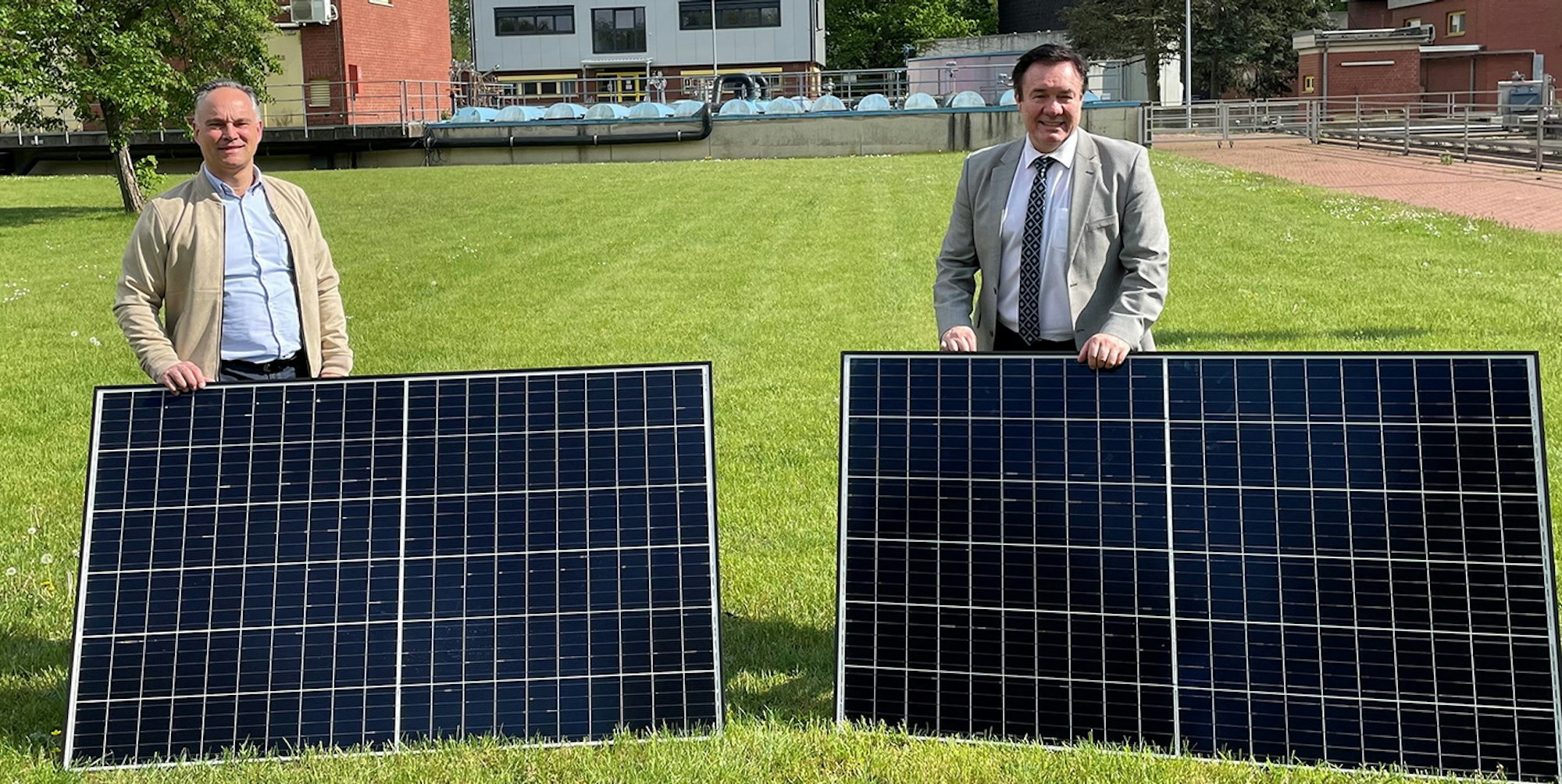 Für Solarkraft werben Stefan Glittenberg und Stefan Welsch von den Stadtwerken.