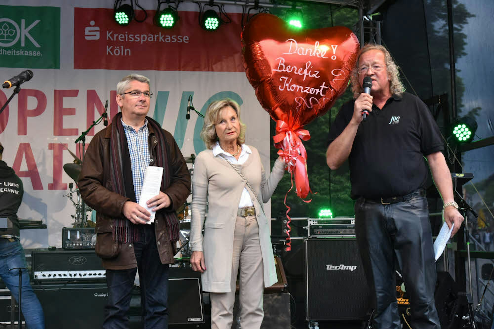 Großen Dank sprachen Schirmherr Lutz Urbach (l.) und „Bürger für uns Pänz“-Vorsitzende Sylvia Zanders dem Team um Burkhardt Unrau für die Organisation des Benefiz-Festivals aus.