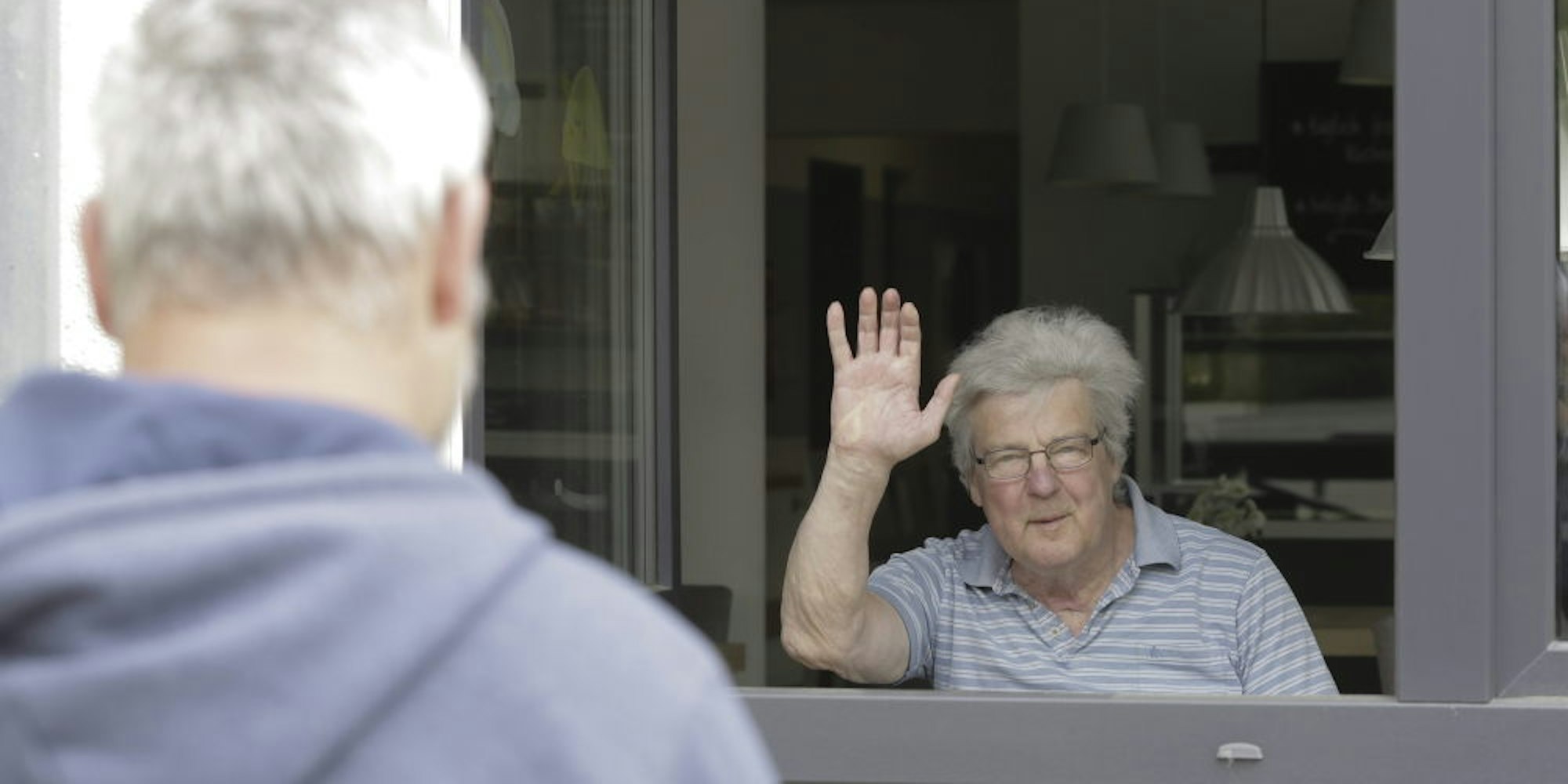 Am Fenster können die Bewohner des Inovana-Seniorenheims von Angesicht zu Angesicht mit ihren Angehörigen sprechen.