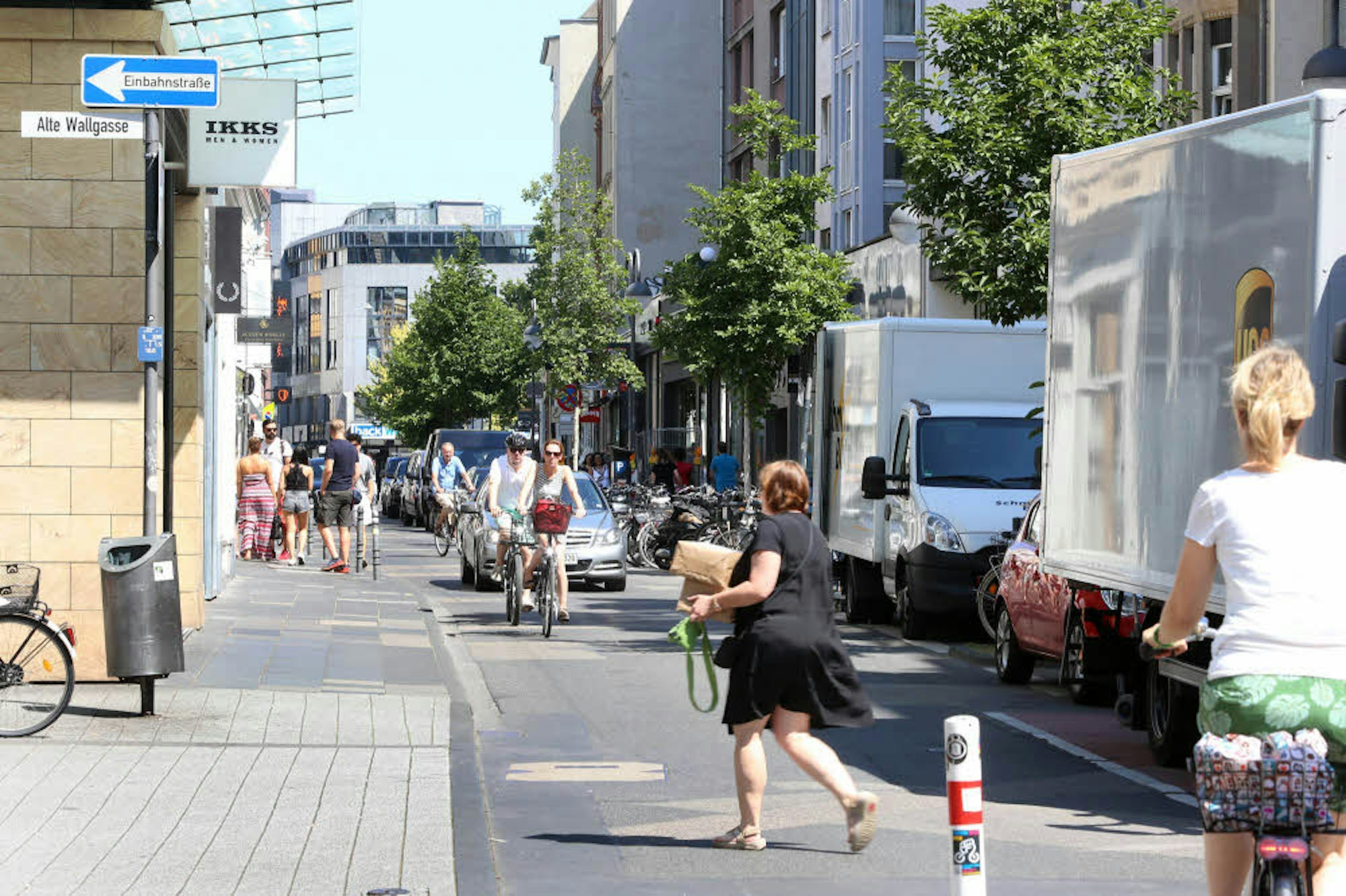 Die Bezirkspolitiker wollen auf der Ehrenstraße 16 Stellplätze für Pkw entfernen.