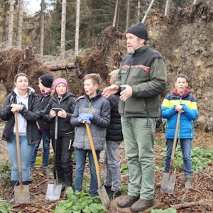 Revierförster Malte Haase erklärte den jungen Helfern, wie die Bäume richtig eingepflanzt werden.