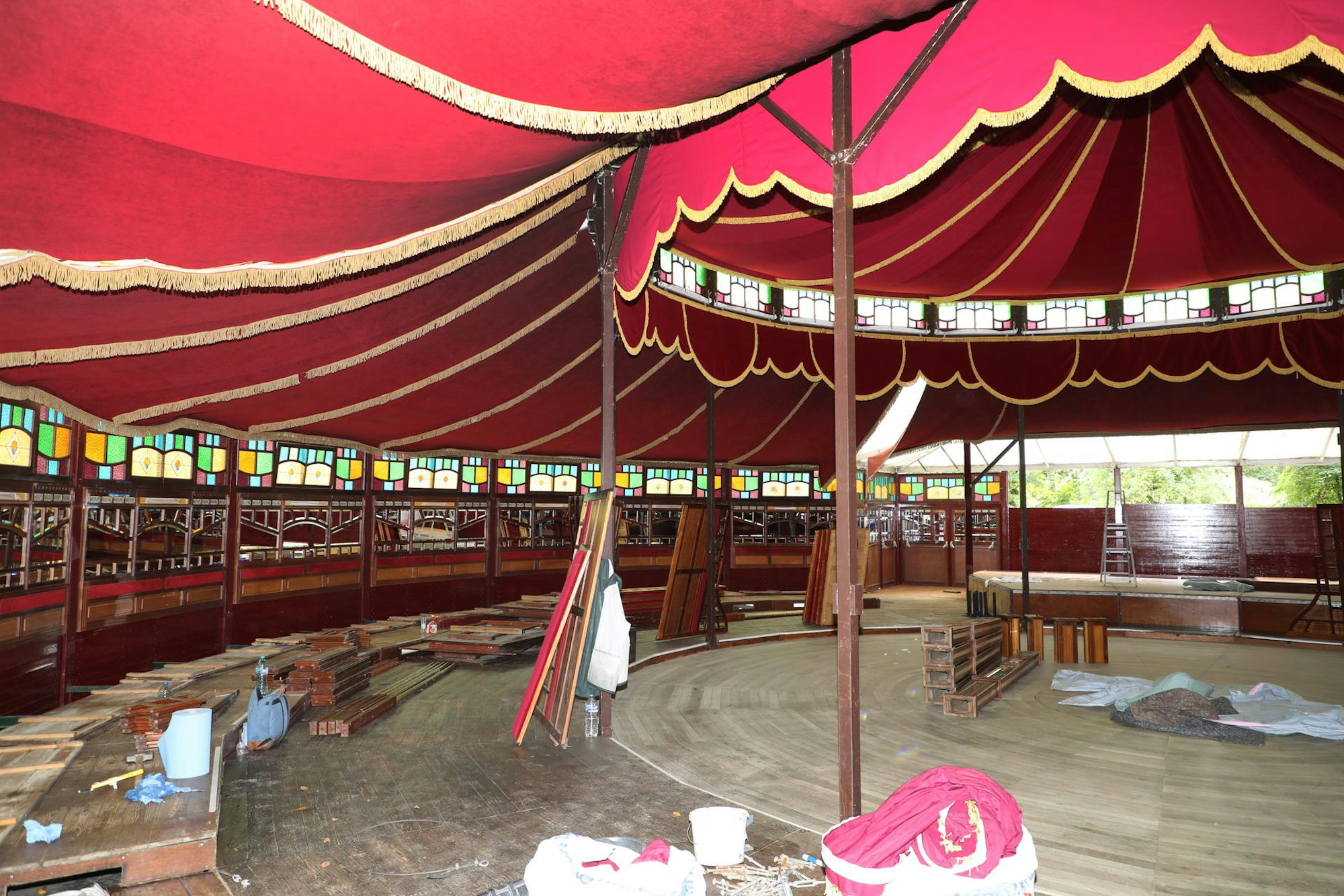 Im runden Teil des Spiegelzeltes befindet sich die Bühne, die auch in die Mitte des Runds verlegt werden kann.